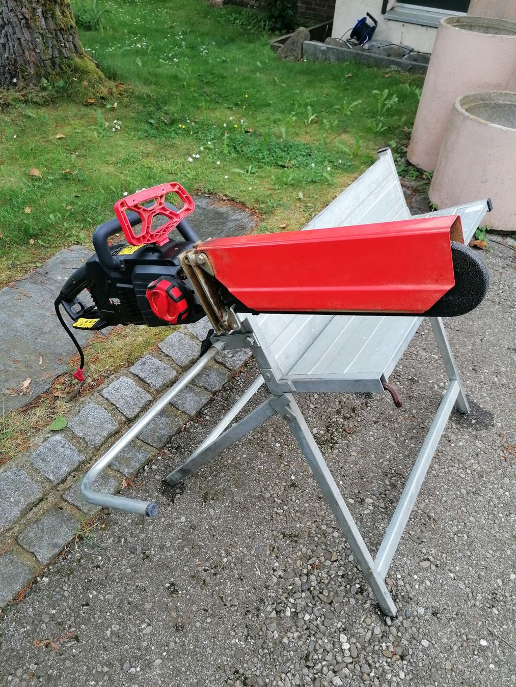 Tutte le macchine: Sägebock mit elektrischer Motorsäge – Usato da Wiezikon b.Sirnach venduto da Amen