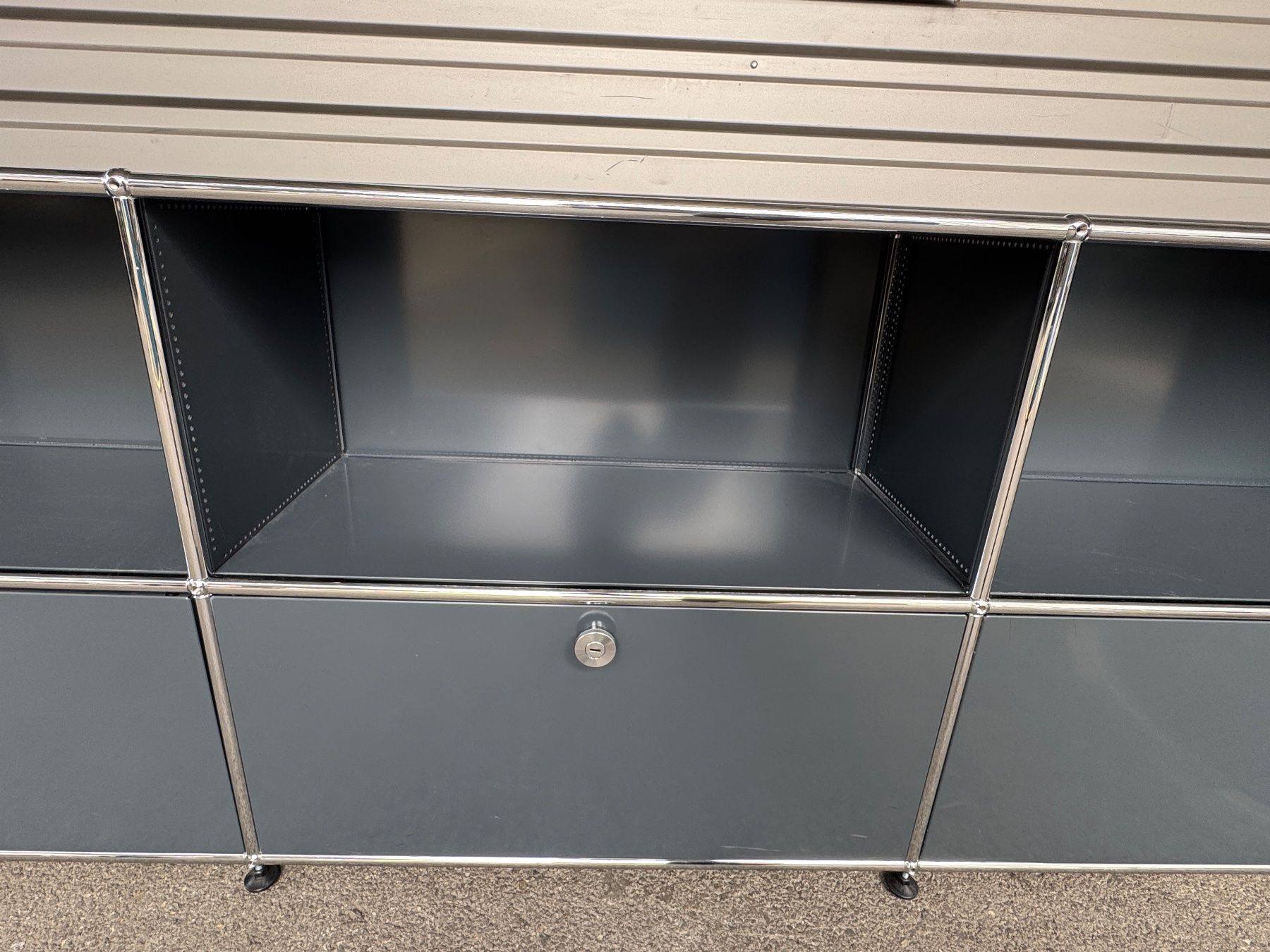USM Scaffali: USM Haller Sideboard Anthrazit 2 x 4er Elemente – Usato da Diessenhofen venduto da Osio 5