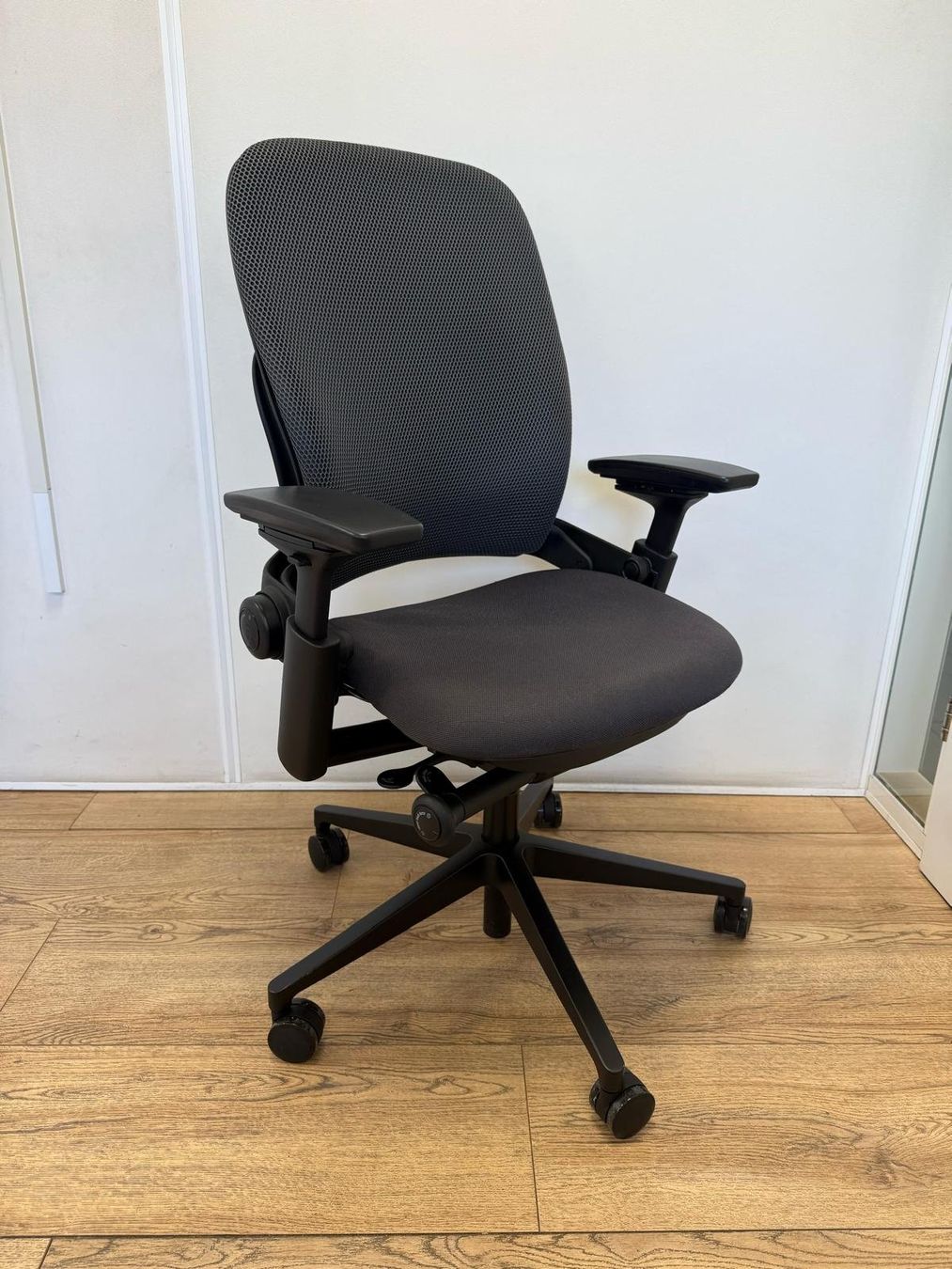 Steelcase Chaises: Refurbished Steelcase Leap V2 Full Option Anthracite – D'occasion à Purmerend par Offeco 2