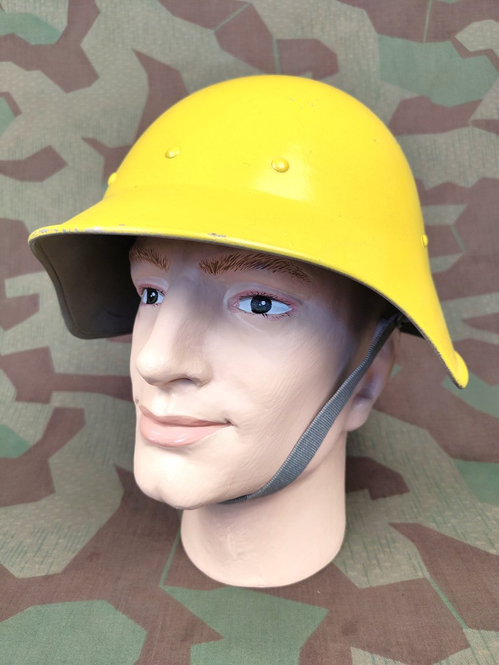 Schweizer Armee Uniformi: Helm Ord. 1946, Zivilschutz, Variante 2 – Usato da Bauma venduto da SwissMilitaria
