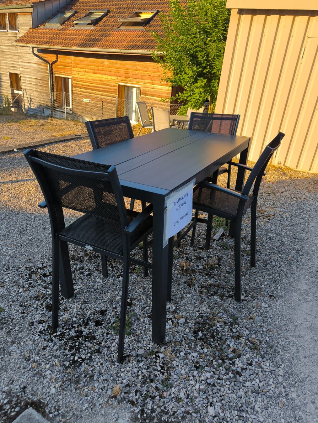 Set di tavolo e panche: Bartisch mit 4 Stühlen – Usato da Lüscherz venduto da sch_gzn7