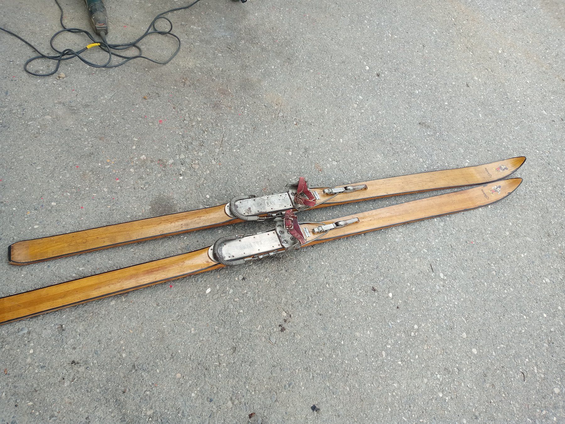 Skis: Ski, alte Holzski – D'occasion à Prez-vers-Siviriez par Monija70