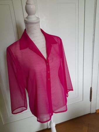 CHIFFONBLUSE, EIN HAUCH VON NICHTS IN PINK ÜBER EIN KLEID