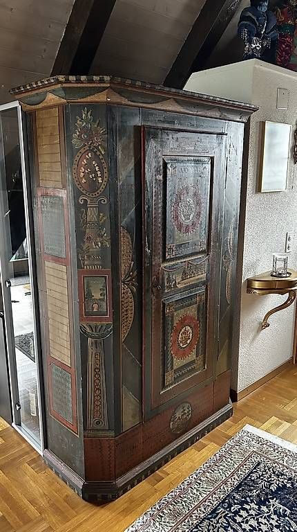 Armadi: Wunderschöner Schrank mit Tablaren – Usato da Hinwil venduto da Tweety7