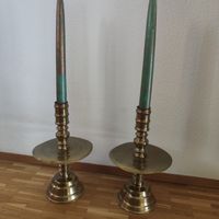Rare et ancienne paire de bougeoirs d'autel en laiton massif