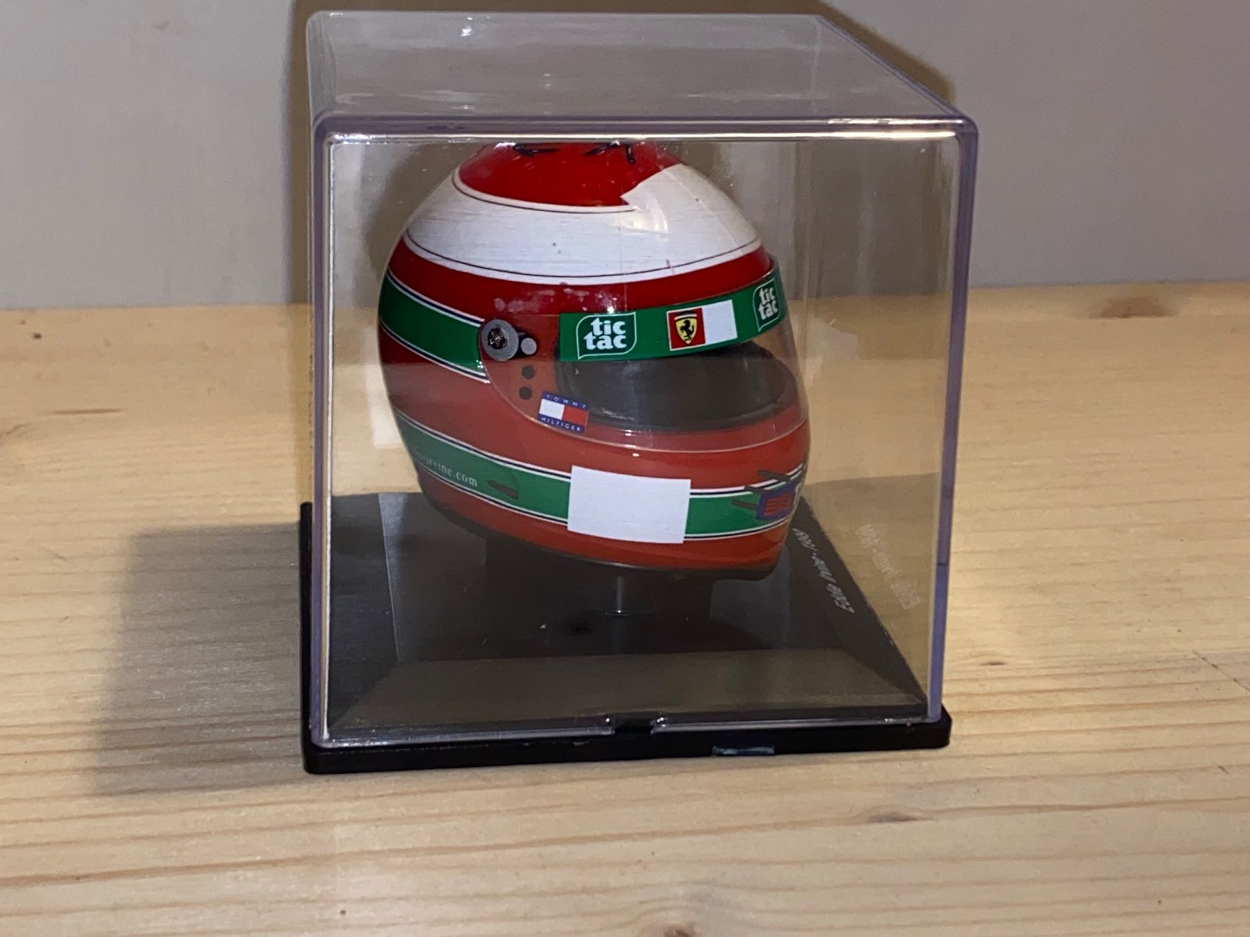 Ferrari Modellini d'auto: Ferrari Helm 1/5 Eddie Irvine 1999 – Nuovo (secondo la descrizione) da Wohlen AG venduto da PrivatSammlung 1
