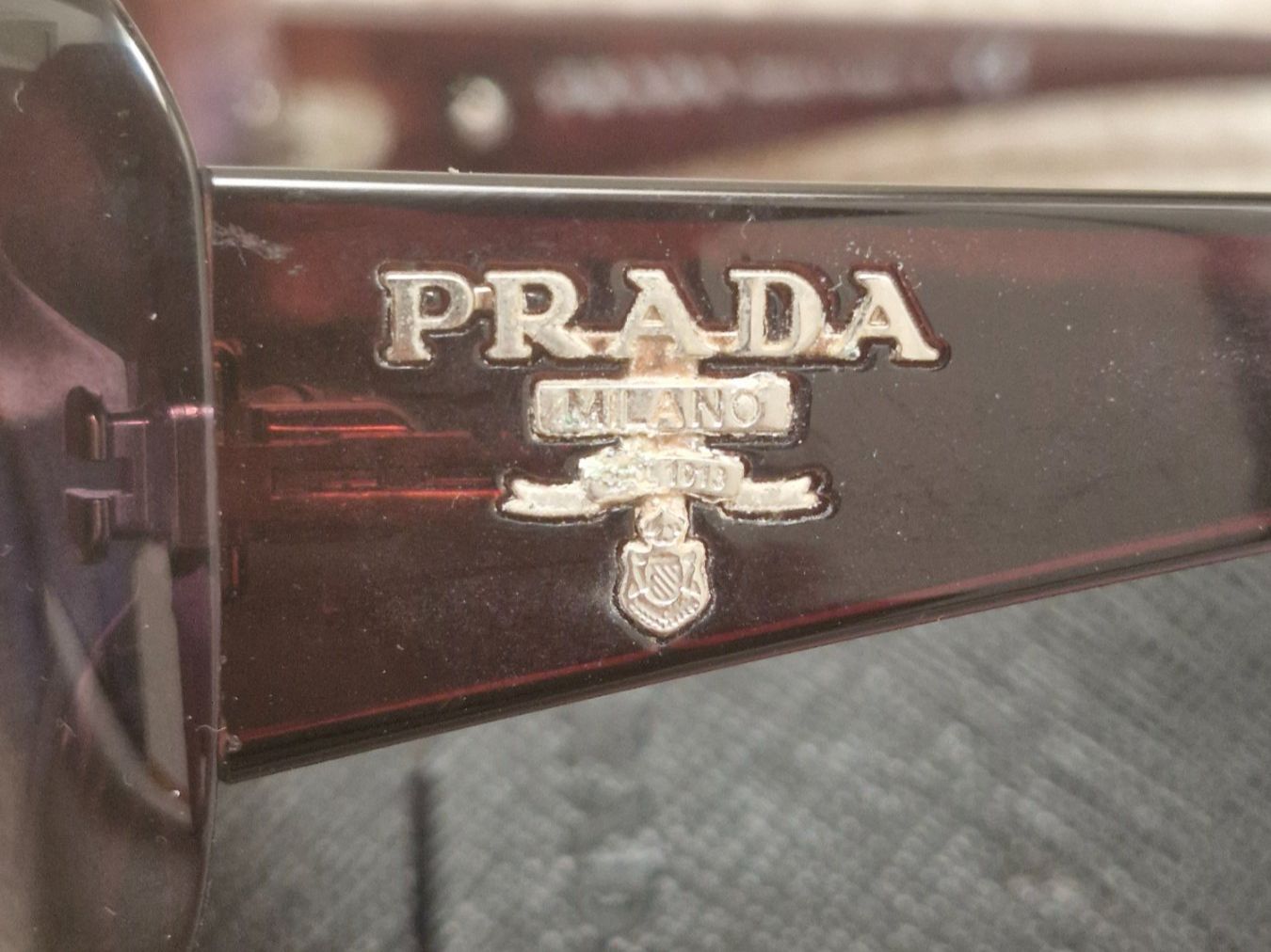 Prada Occhiali & Lenti: Braune Prada-Sonnenbrille mit Originaletui – Usato da Uster venduto da ann_cx25 1