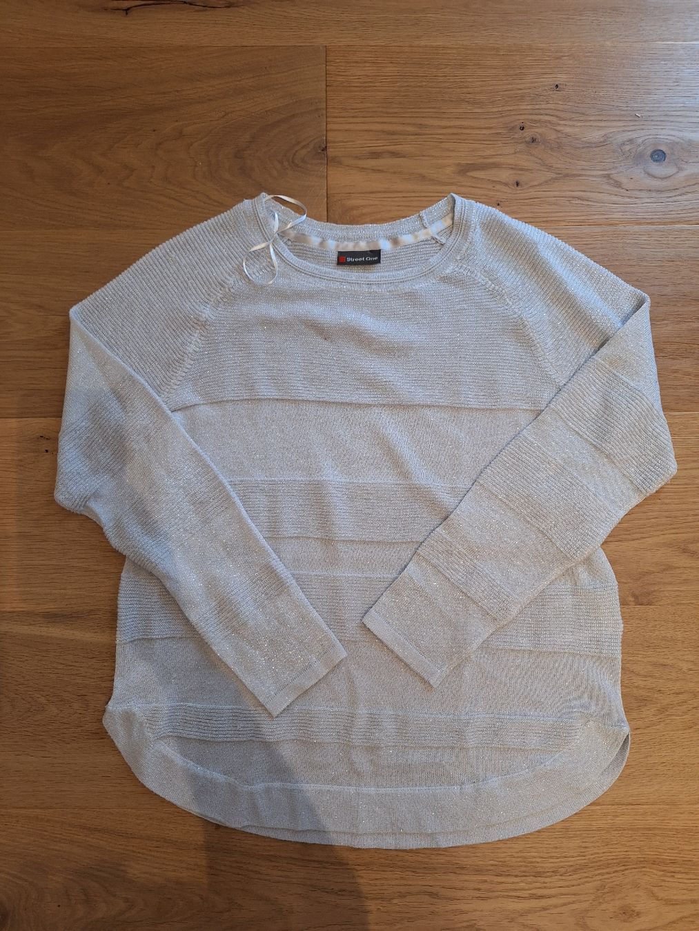 Pullover & Sweatshirts: Silberfarbener Damen-Pulli mit Glitzer – Gebraucht aus Wangen an der Aare von jan_2zxv