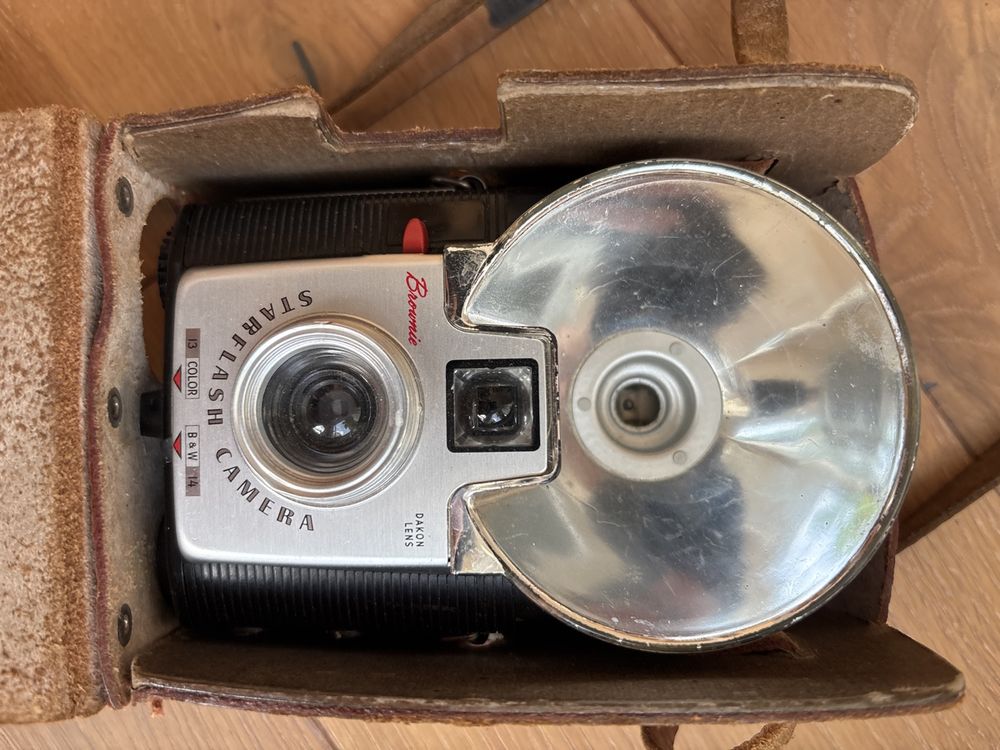 Kodak BROWNIE STARFLASH CAMERA mit Leder Case | Acheter sur Ricardo