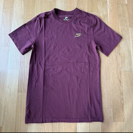 Neuwertiges Nike T-Shirt, Grösse S, dunkellila, Top!