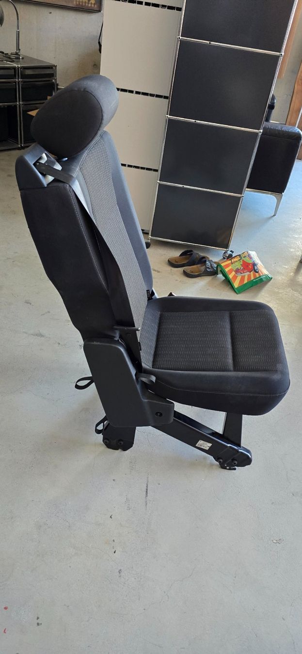 Volkswagen Tutti pezzi di ricambio auto: VW Caravelle / Transporter Einzelsitz – Usato da Thalwil venduto da argun