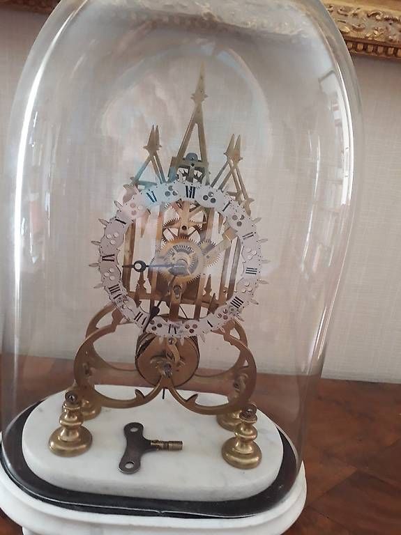 Orologi da terra & Orologi da parete: Tischuhr unter Glaskuppel  – Usato da Cazis venduto da Morrisb