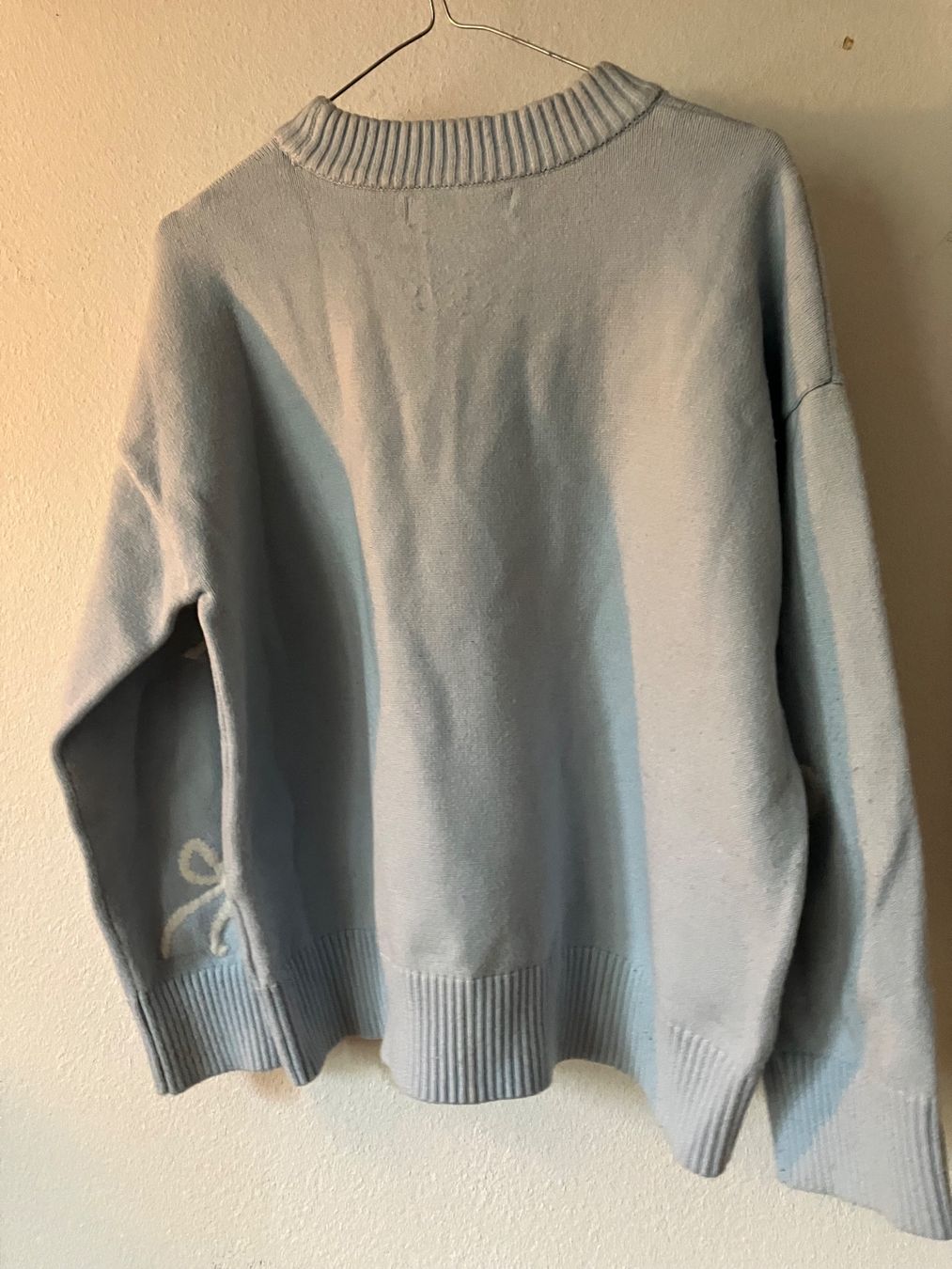 Pullover & Sweatshirts: FB Sister Pullover hellblau mit Schleifen-Muster Grösse XS – Gebraucht aus Zürich von MonkeyTunes 1