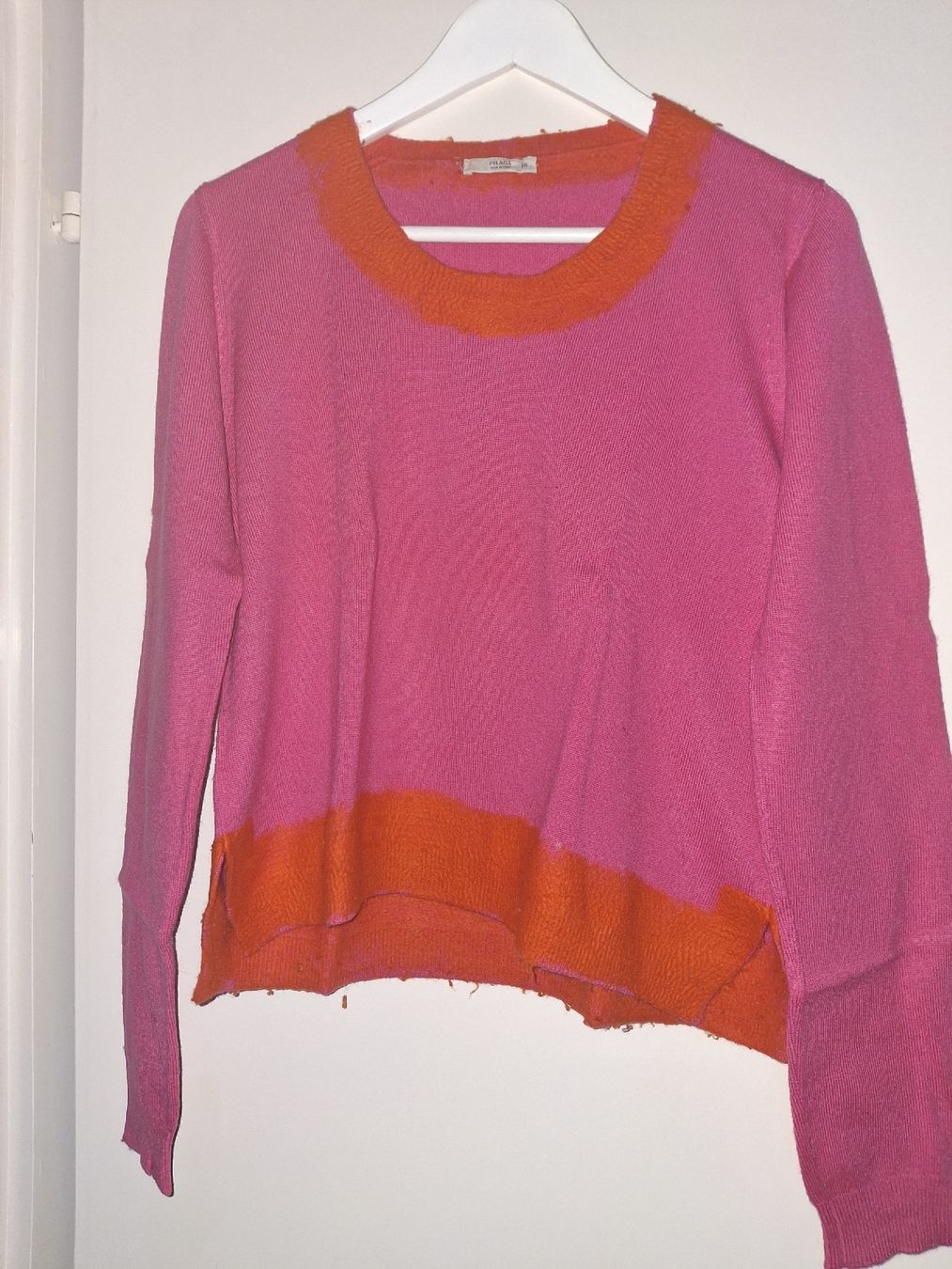 Prada Maglioni & Felpe: Süsser Pink-orangener Prada Pullover – Usato da Solothurn venduto da Mayla92