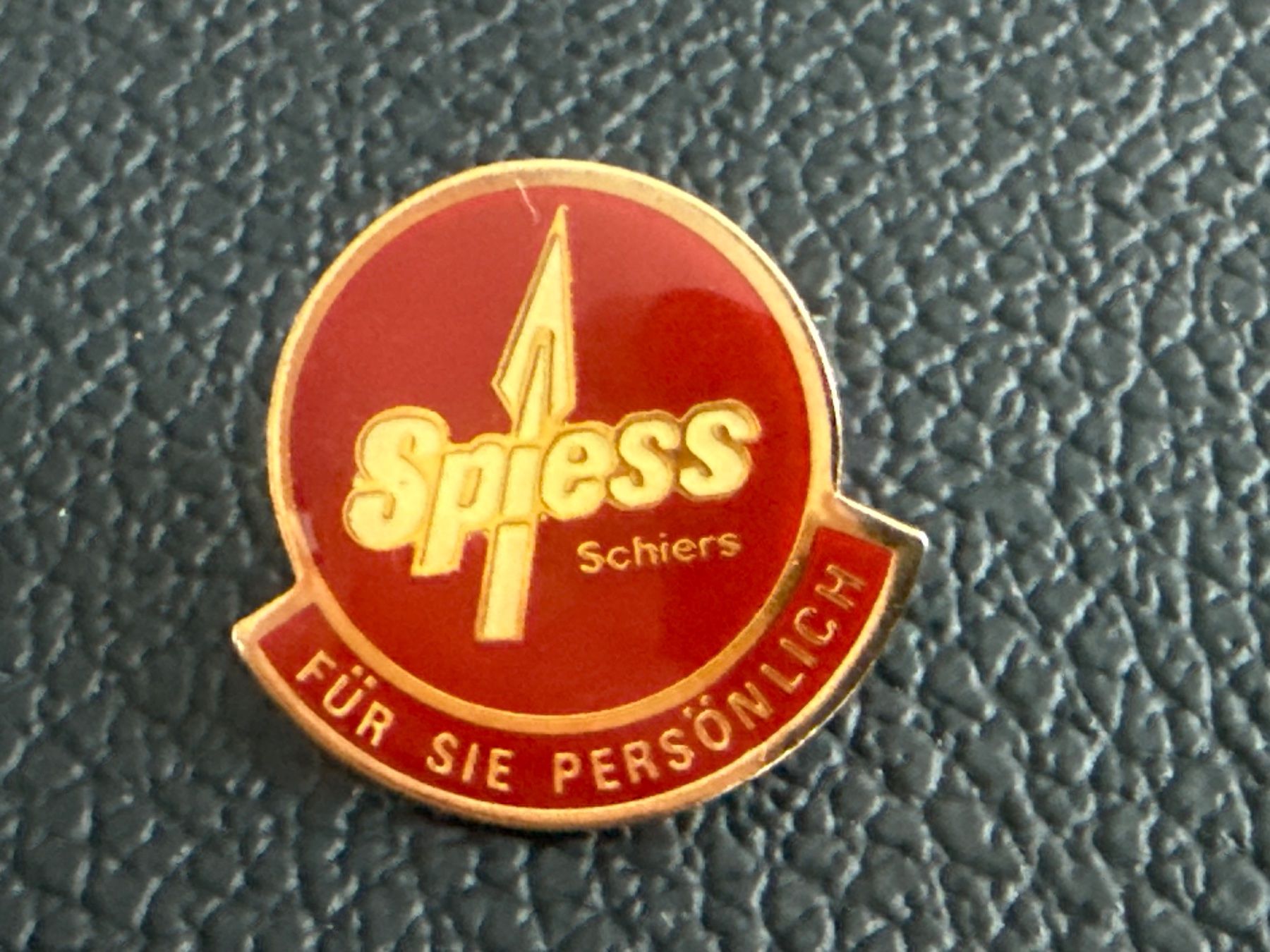 Plaketten & Abzeichen: Pin Spiess Schiers – Gebraucht aus Glattbrugg von Schweigmatt
