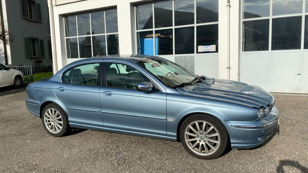 Jaguar X-Type, 3.0 V6. Schönes hellblau. Interieur Leder.