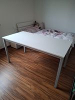 Schreibtisch mit weisser Arbeitsplatte