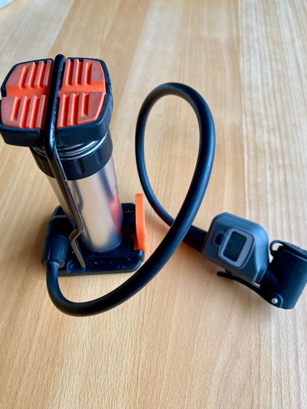 Pompe & Parti di ricambio: Mini- Fusspumpe mit digitalem Manometer – Usato da Thalwil venduto da misgap 2