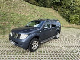 Nissan Pathfinder 2.5 dCi 7-Sitzer grau,3 Tonnen Anhängelast