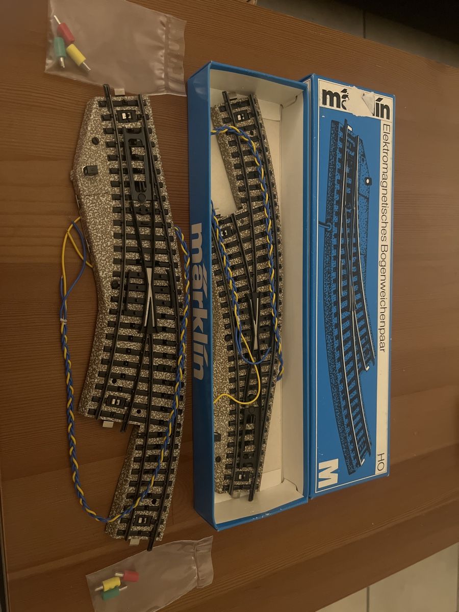 Märklin Modellini di ferrovie: Märklin H0 Elektromagnetisches Bogenweichenpaar – Usato da Selzach venduto da jan_frb7