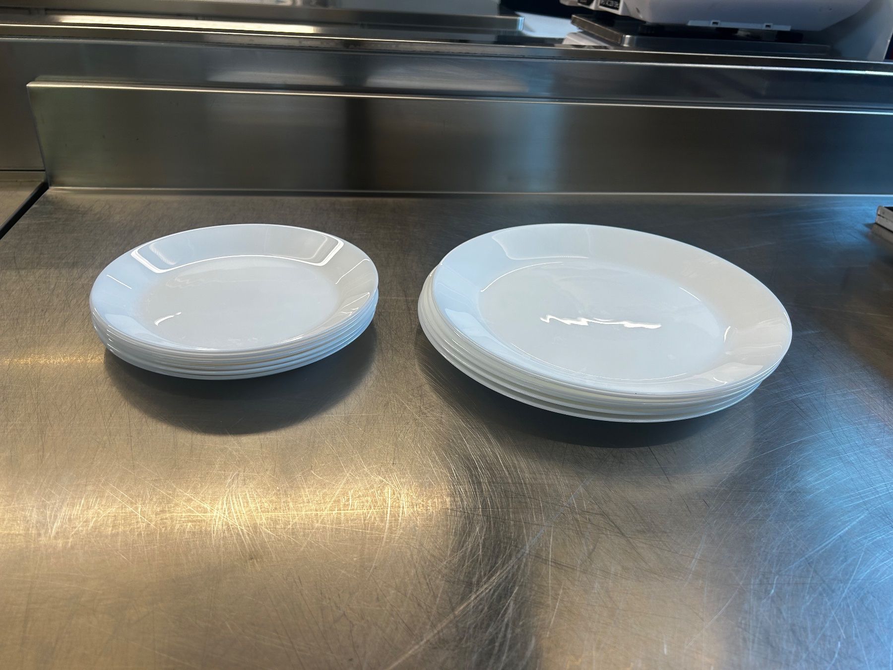 Ikea Teller: 6 + 6 weisse Ikea Teller (fast) Gratis – Gebraucht aus Zürich von bakery_nors 1