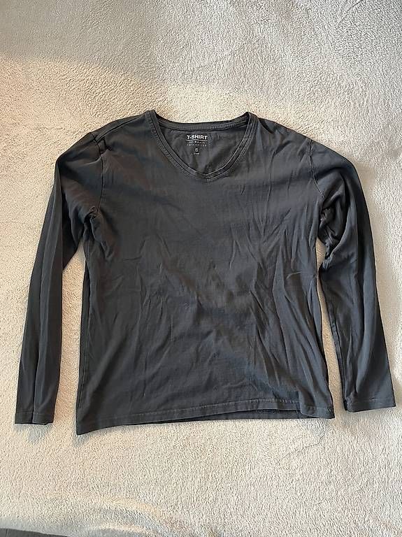 Lotti di vestiti: Langarmige T-Shirts Grösse S – Usato da Niederhasli venduto da Scharindli