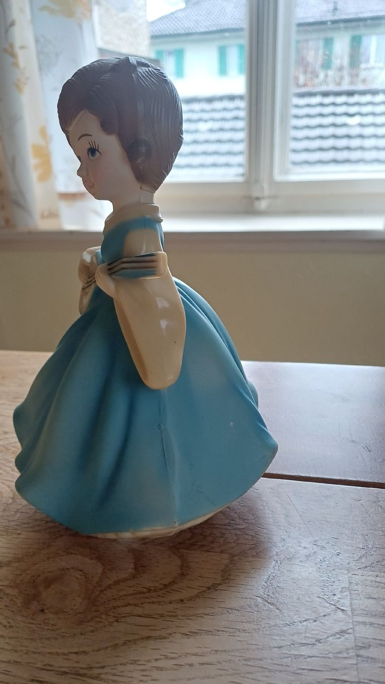 Figuren: Schöne Mädchenfigur mit. Spielwerk – Gebraucht aus Flawil von Naphtali