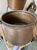 Vieux chaudron en cuivre, idéal pour décorer l'extérieur!