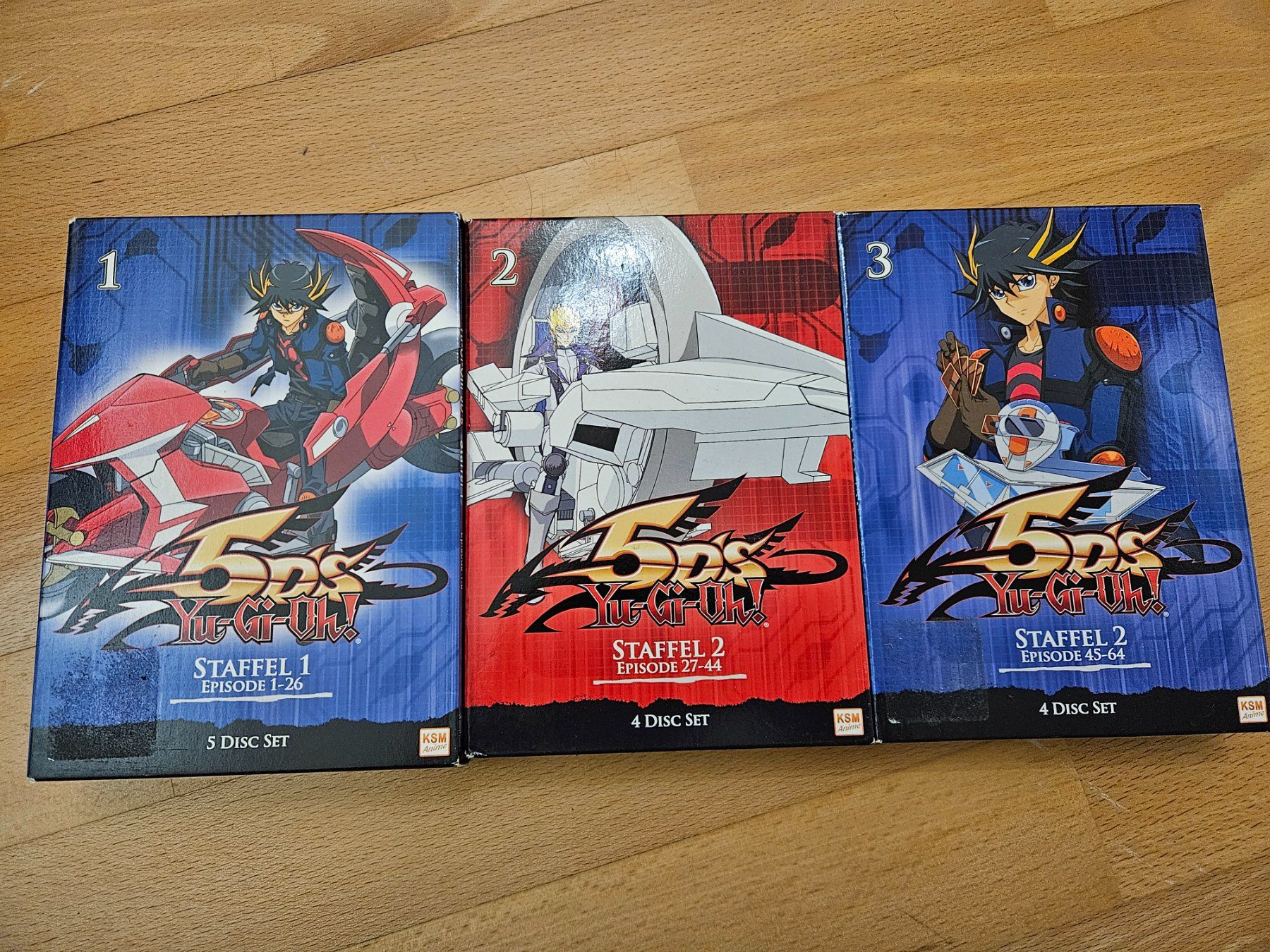 Tutti i DVDs: Yu-gi-oh 5Ds Anime Boxen 1-3 – Usato da Hombrechtikon venduto da JackBleacher