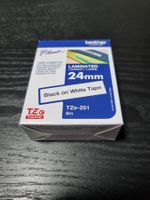 Brother TZe-251 Schriftband 24mm schwarz auf weiss