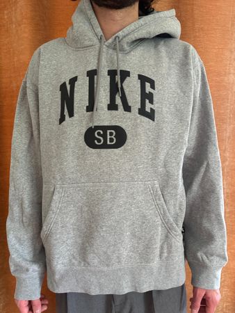 Grauer Nike SB Pullover