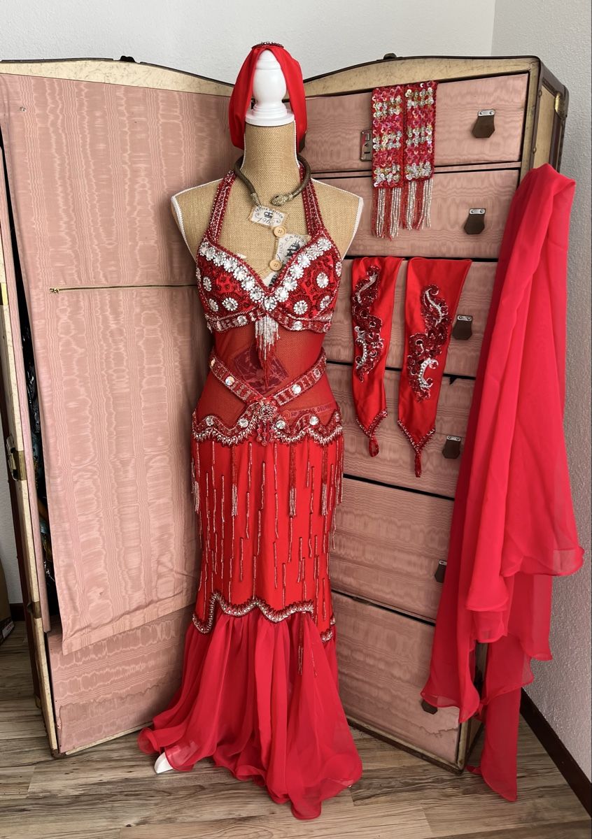 Kleider: Costume danza ventre rosso con accessori  – Gebraucht aus Novaggio von Sabi-Pearl