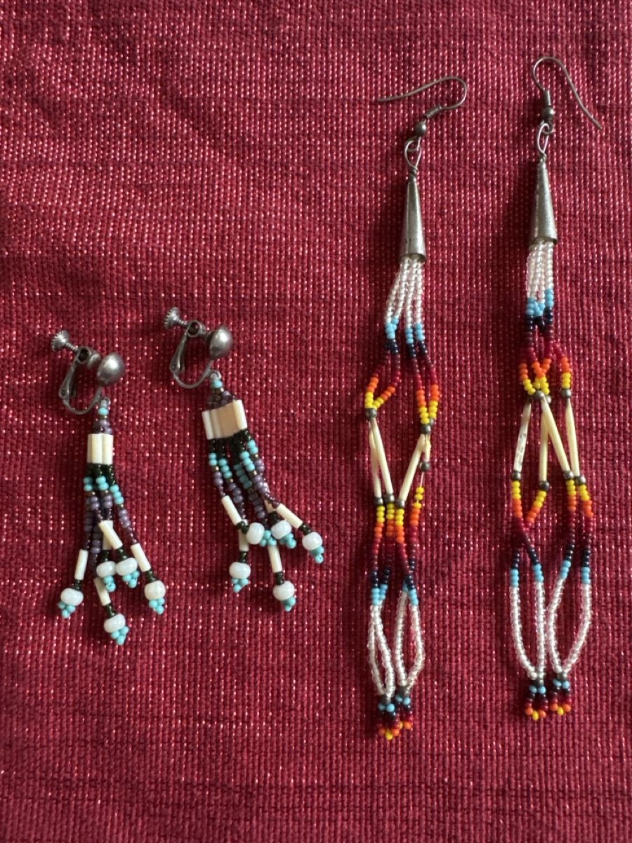 Orecchini pendenti & Orecchini a lobo: Two Sets of Native American Beaded Earrings – Usato da Fällanden venduto da emilyeheim