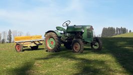 Bührer UO4 Oldtimer-Traktor mit Anhänger