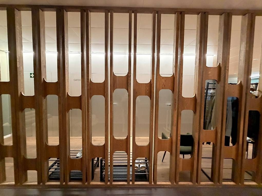 Paraventi: Edle Holztrennwand mit Rauchglas – Usato da Zug venduto da rwey6300