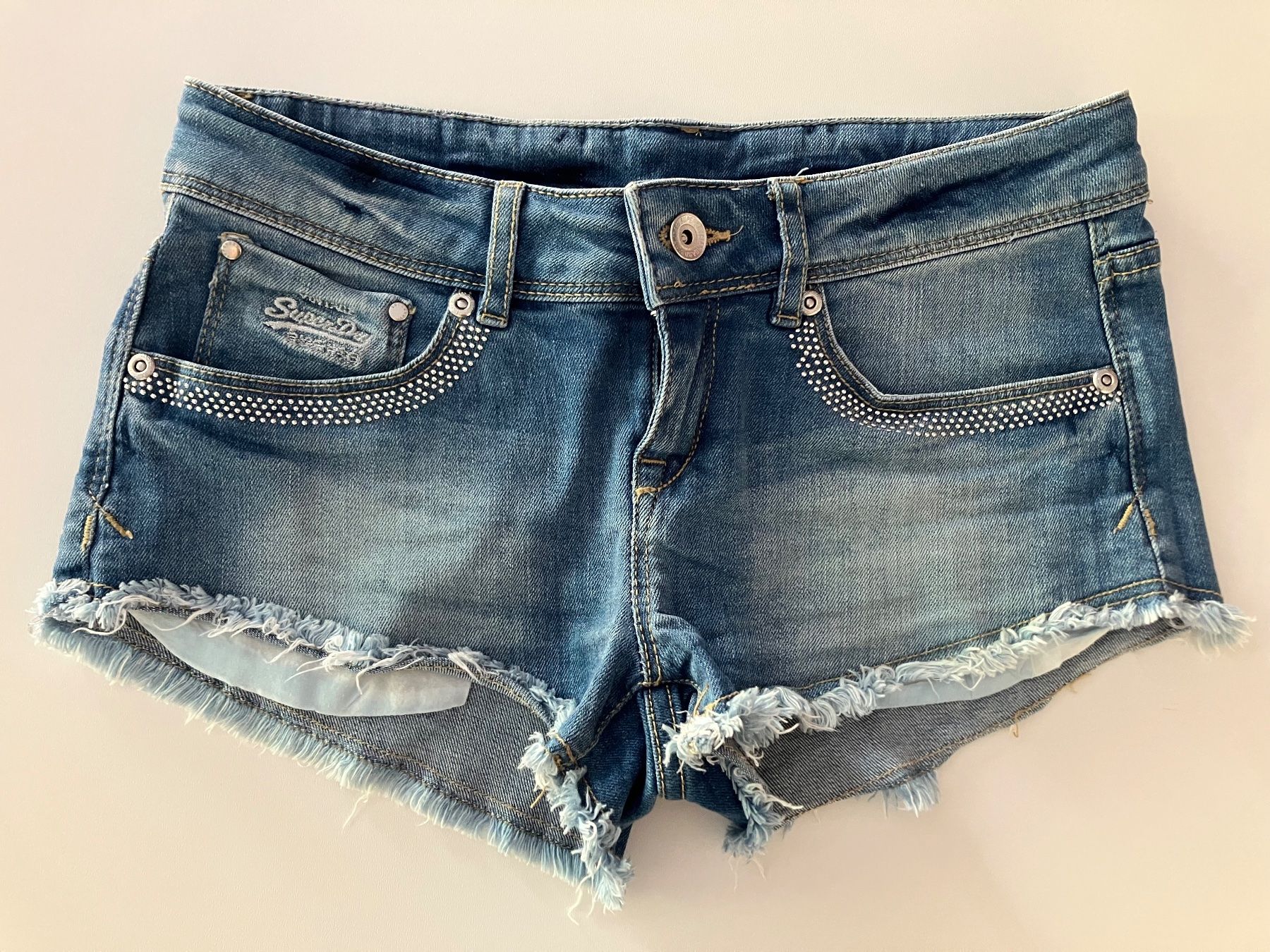 Superdry Jeans: Mini Short en jean Superdry W26 – Nuovo (secondo la descrizione) da Cuarnens venduto da Sandrine0110