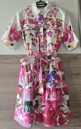 Robe DESIGUAL d'été fleurie, idéale pour les beaux jours.
