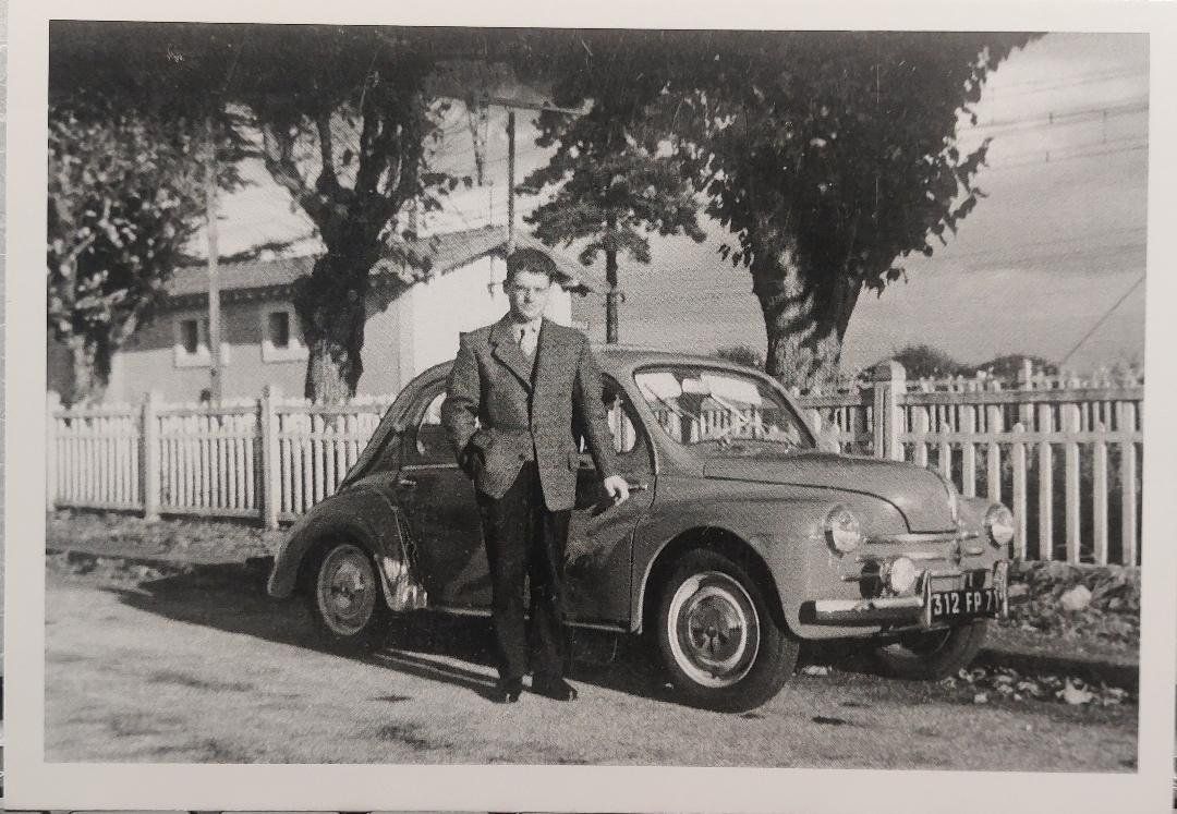Cartes postales: RENAULT 4CV - Devant une gare – Neuf (Voir description) à Delémont par Domdom1