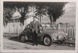 RENAULT 4CV - Devant une gare