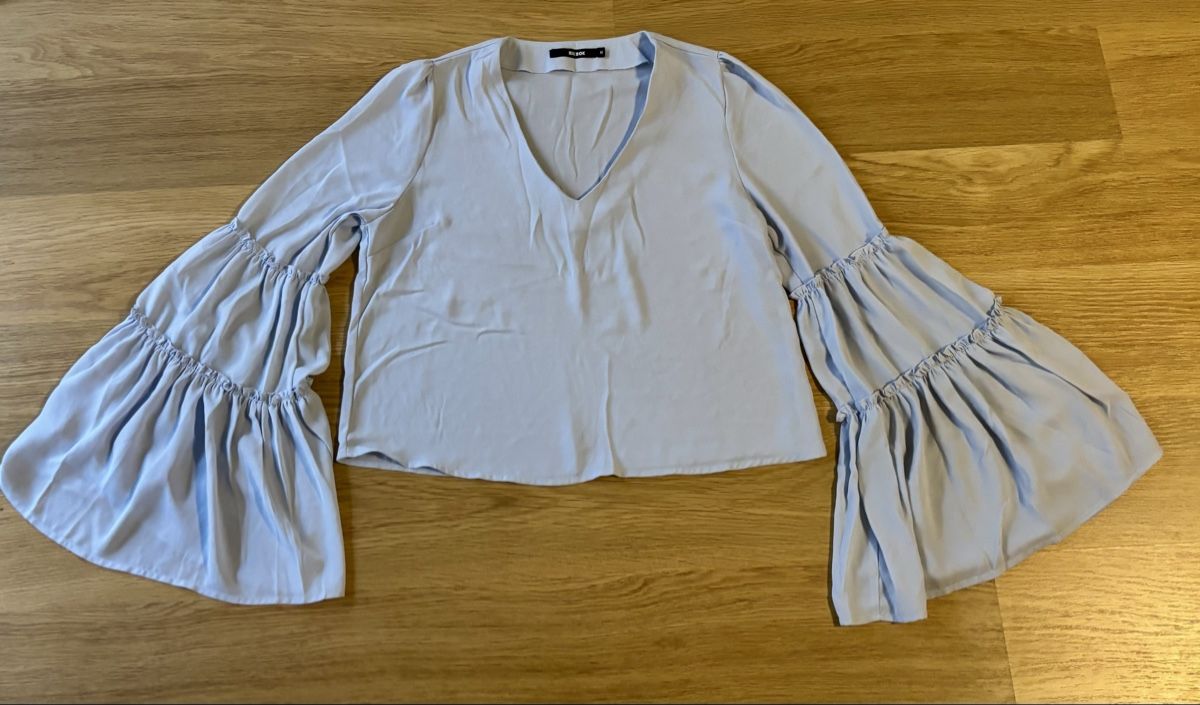 Chemisiers:  BIK BOK Bluse mit Glockenärmeln  – D'occasion à Baden par Tiffany6878
