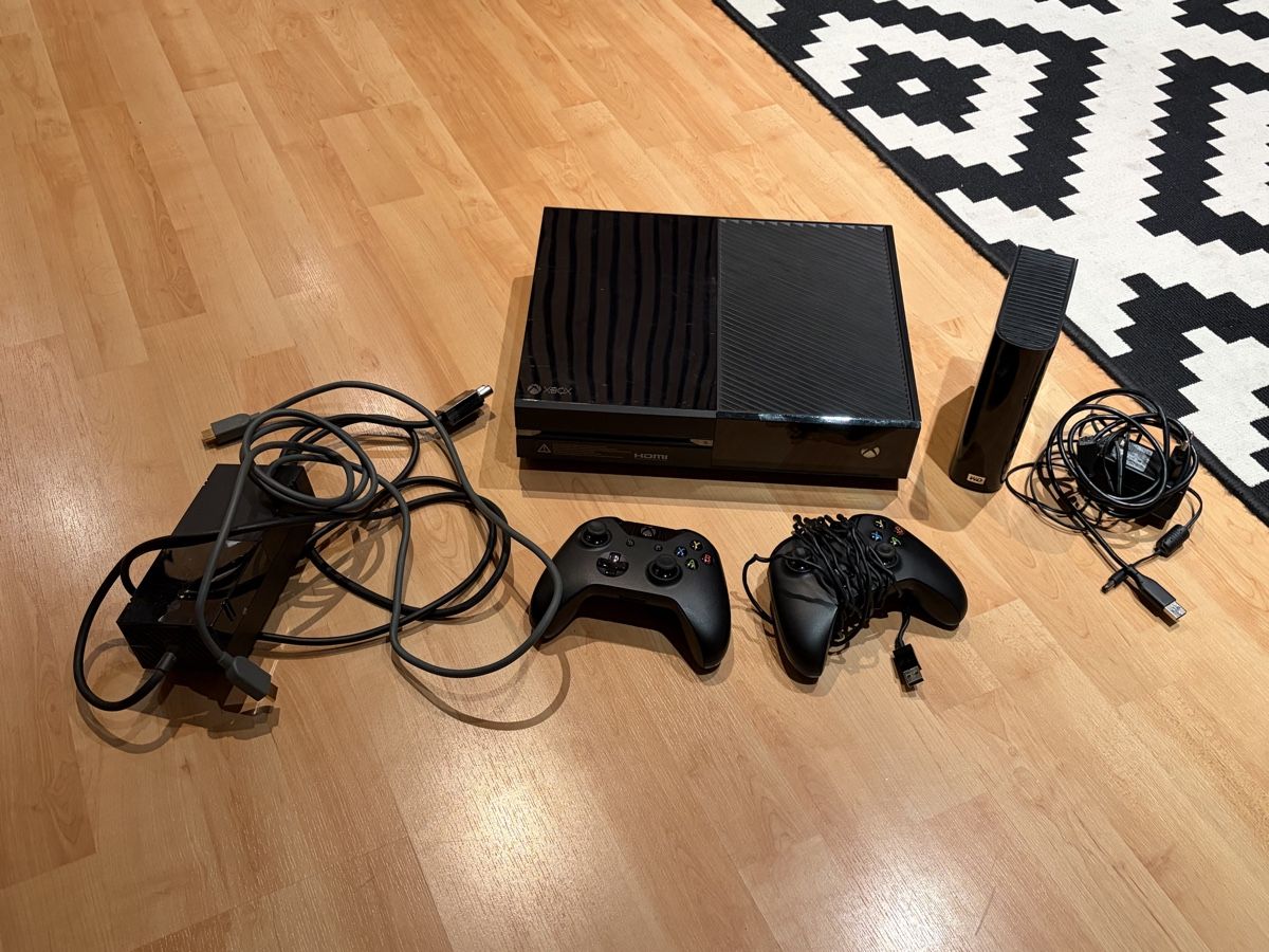 Microsoft Console: Xbox One 500GB / 2 Controller / 2TB Festplatte – Usato da Magden venduto da Raybs7 1