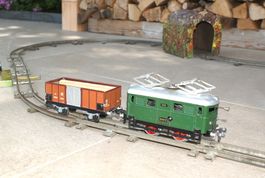 Train mécanique ancien écartement "O" avec rails et gare