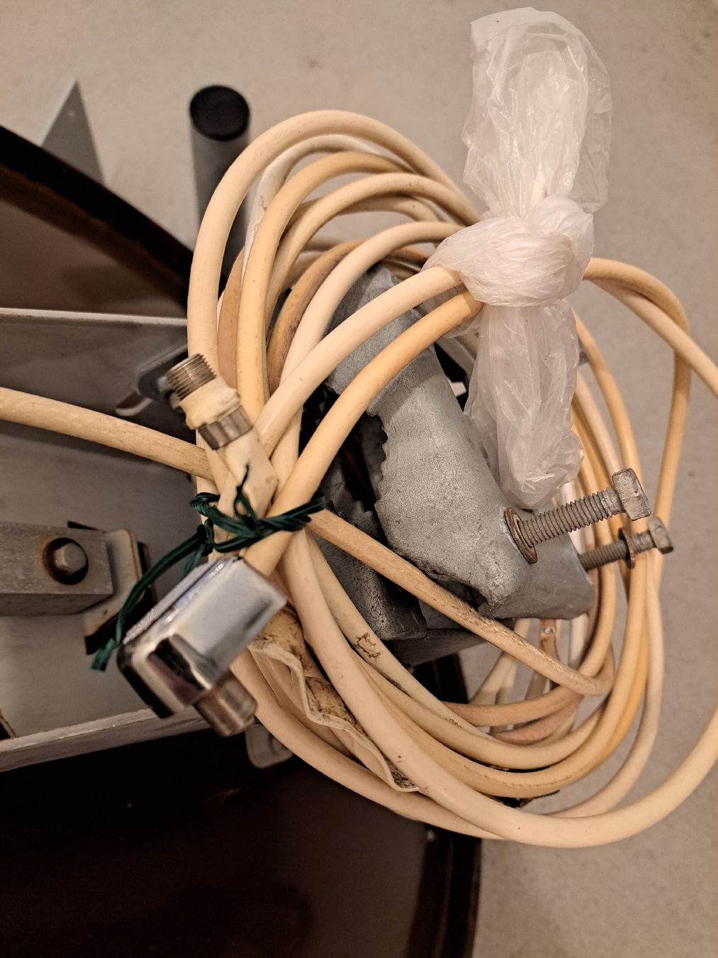 Satellitenschüssel: Gut erhaltene Satellitenschüssel mit Halterung – Gebraucht aus Zuerich von Mocambo19 6
