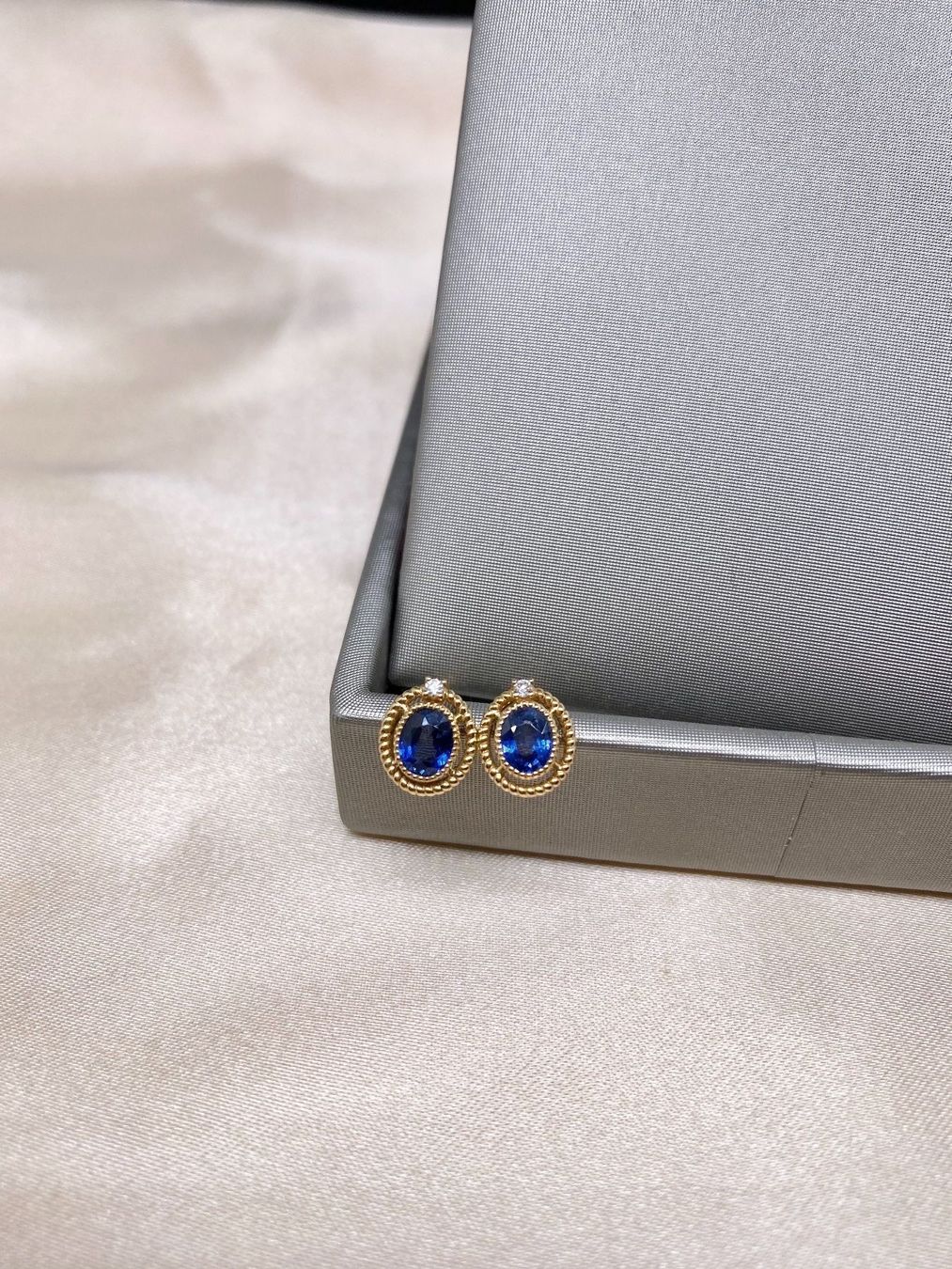 Ohrringe & -stecker: Saphir Ohrstecker /18k Gold/ Diamanten – Neu und originalverpackt aus Sarnen von Yingsperlen1 1