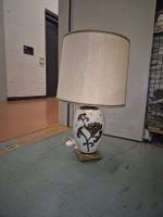 Tischlampe Keramik weiss floral Messing Sockel guter Zustand