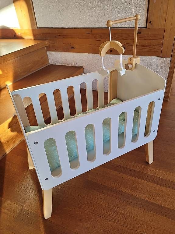 Spielzeuge: Puppenbett aus Holz – Gebraucht aus Brienz BE von falbabella