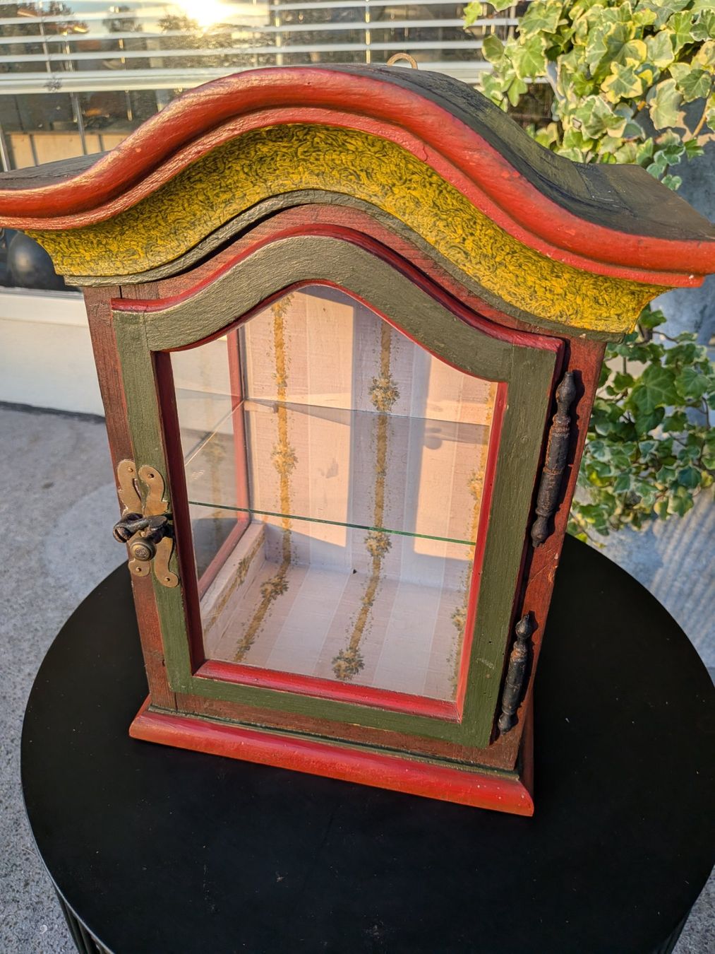 Vitrines: Antike kleine Vitrine – D'occasion à Emmen par Brockofsky