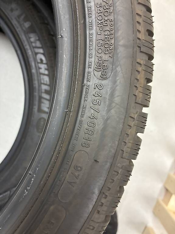 Sonstiges Schreiben & Zeichnen: Winterreifen Michelin 245 40 18 – Gebraucht aus Neuenhof von Gt5.Performance_ 2