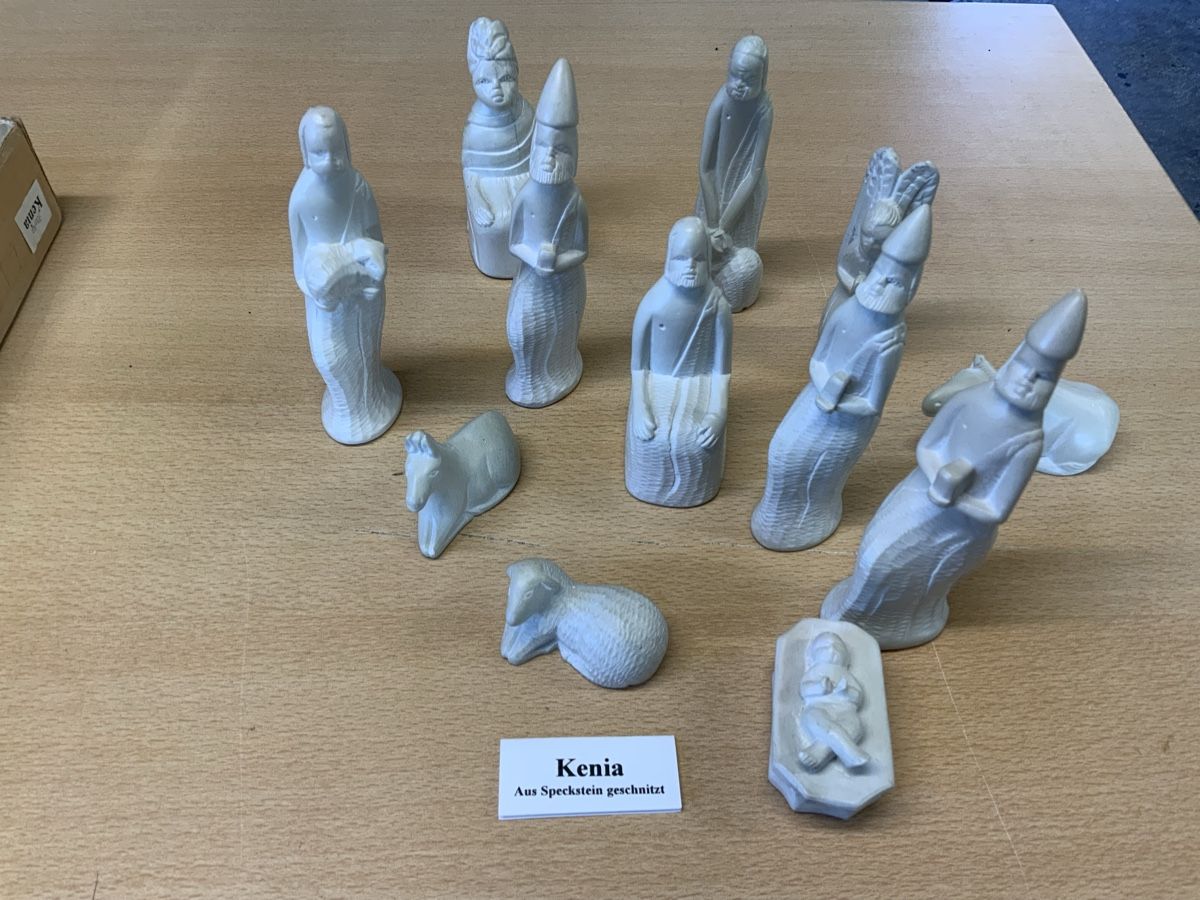 Figuren: Krippenfiguren Set Kenia Speckstein handgeschnitzt hell – Gebraucht aus Niederuzwil von Miami1999