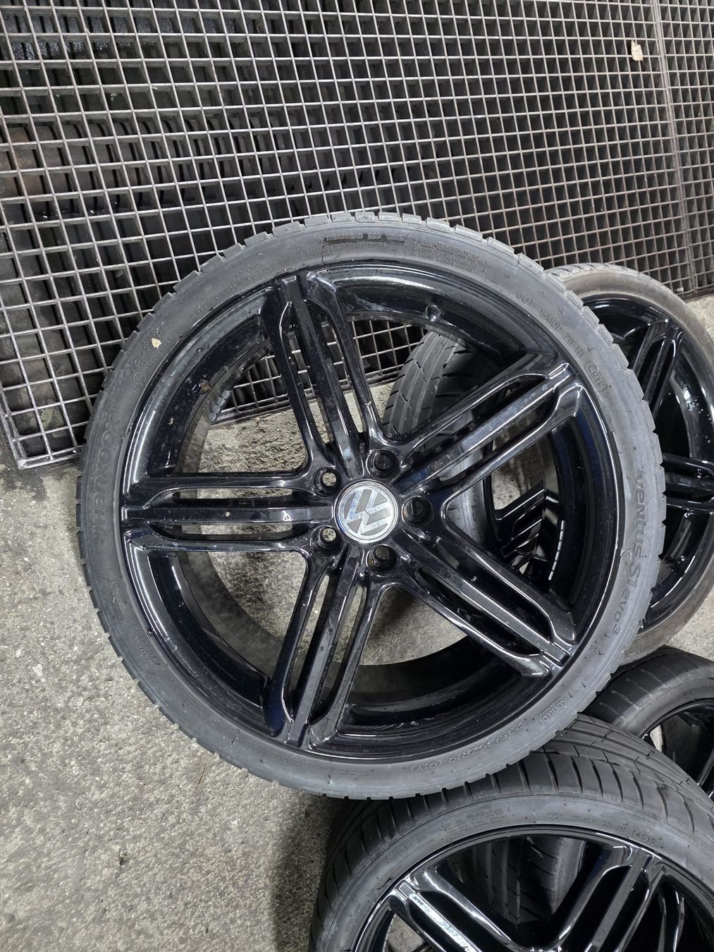 Pneumatici & Ruote complete: VW Komletträder 19 Zoll – Usato da Hombrechtikon venduto da apa_9pxh 1